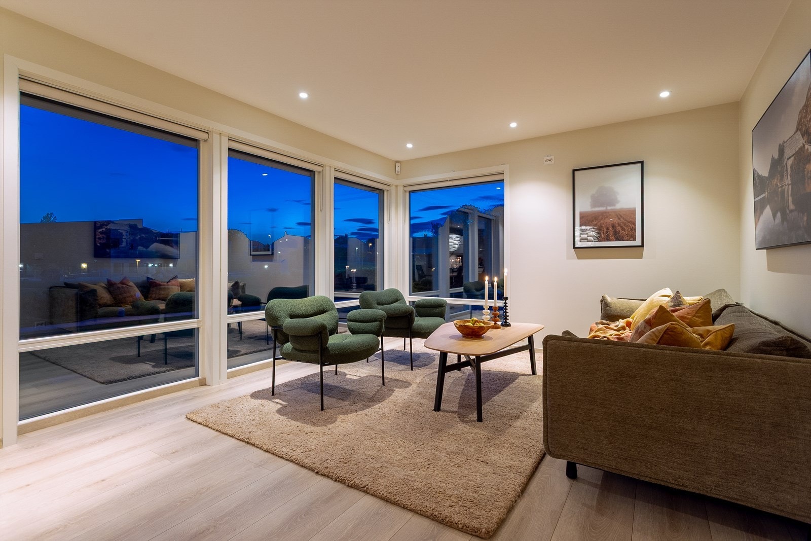 En lekker og innbydende funkisbolig med praktiske løsninger som dekker de fleste behov for en familie Galleribilde