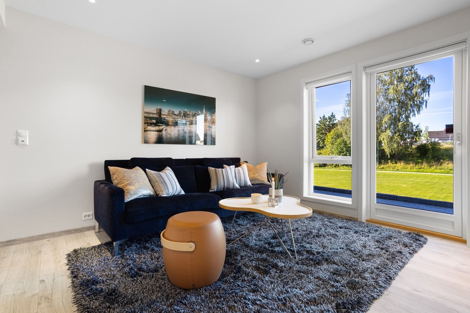 Fra stuen er det utgang til stor terrasse med videre adkomst til hage Galleribilde