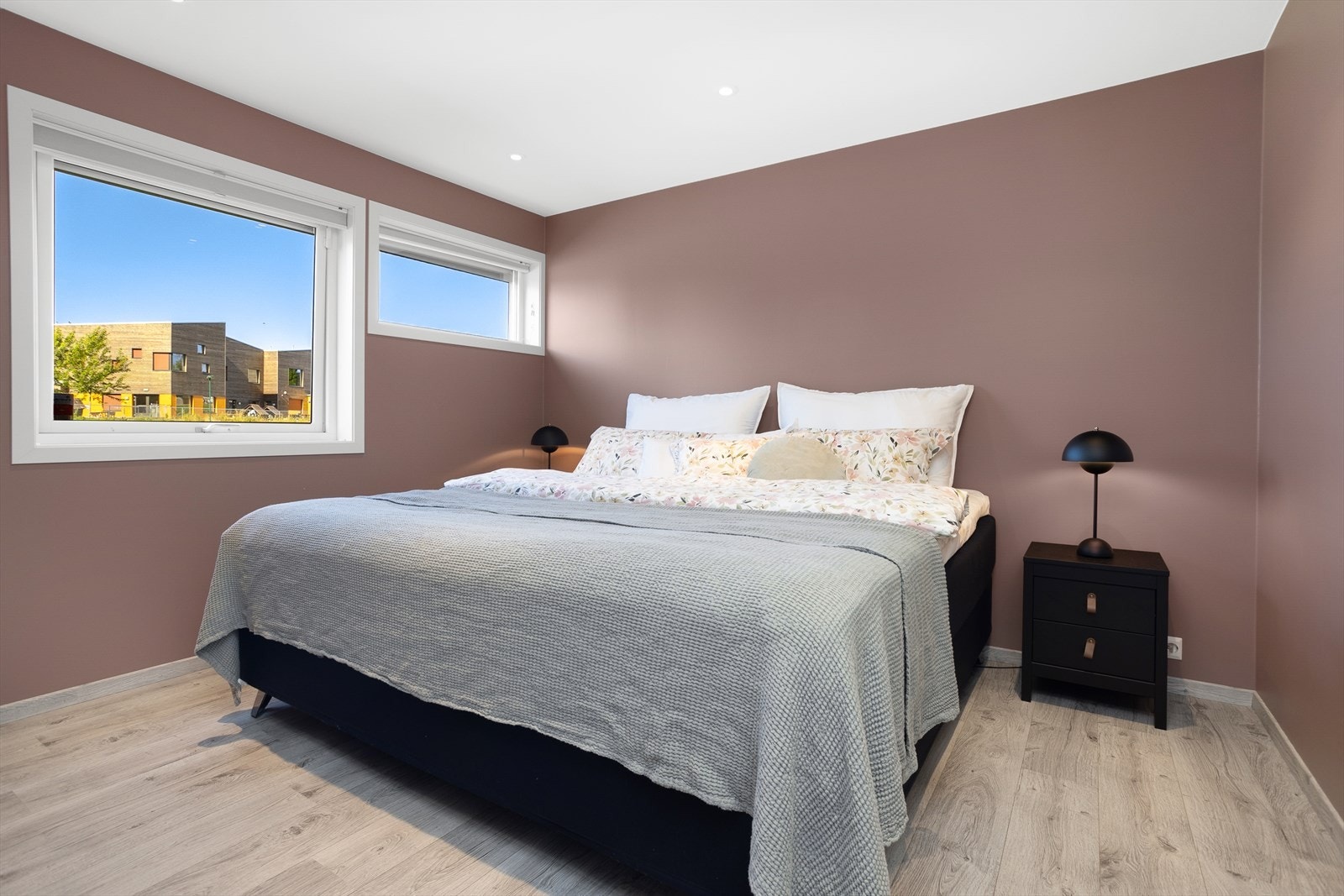 Det er 3 (4) soveorm i denne flotte familieboligen - Master bedroom har god plass til stor dobbeltseng og ligger i boligens underetasje Galleribilde