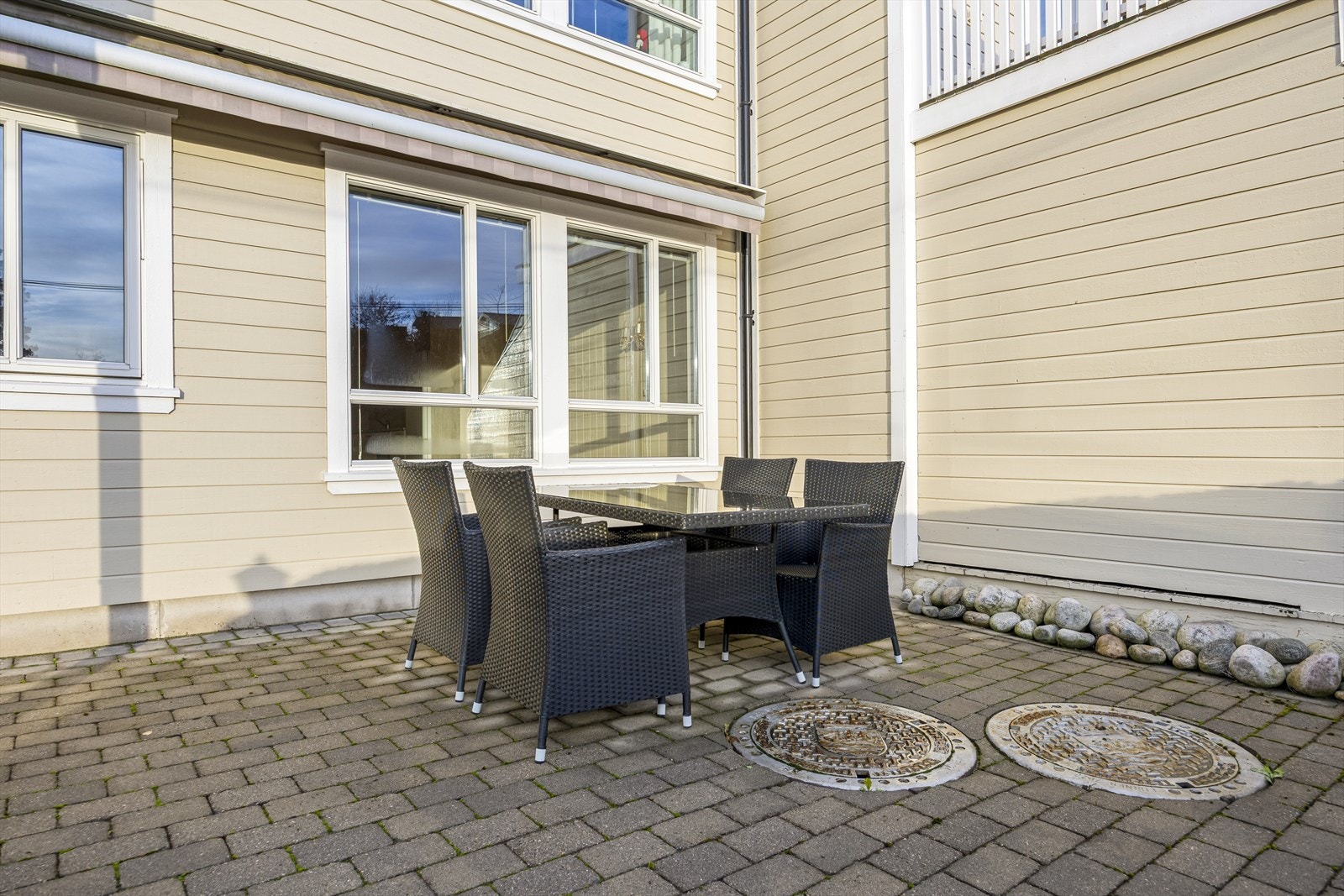 Store vindusflater gir naturlig lysinnslipp til rommet innenfor. Galleribilde