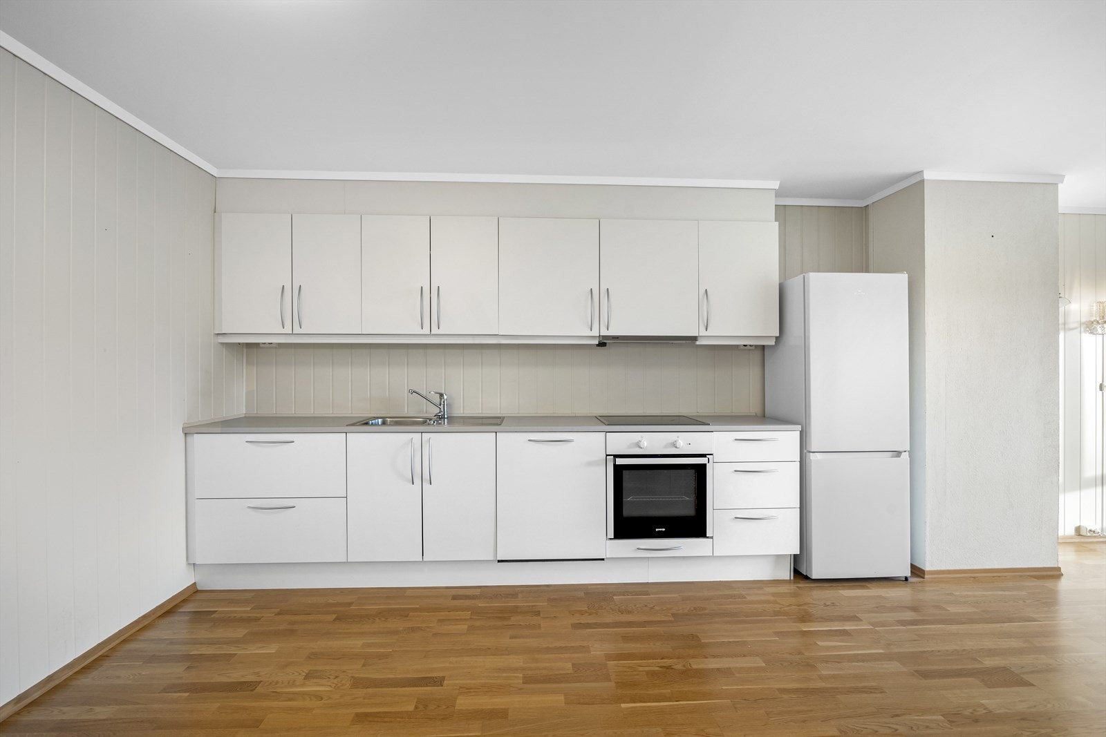 Kjøkkenet har slette fronter og benkeplate i laminat, med avtrekk gjennom ventilator. Her er det god plass til oppbevaring i kjøkkeninnredningen. Galleribilde