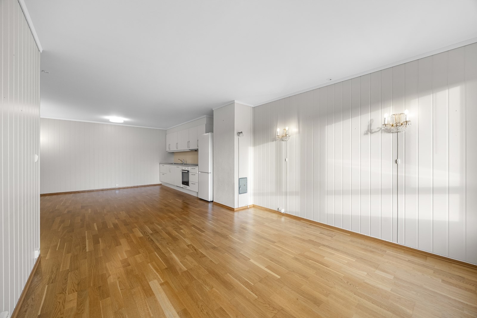 Den åpne planløsningen mellom stue og kjøkken gir fleksible møbleringsmuligheter. Galleribilde