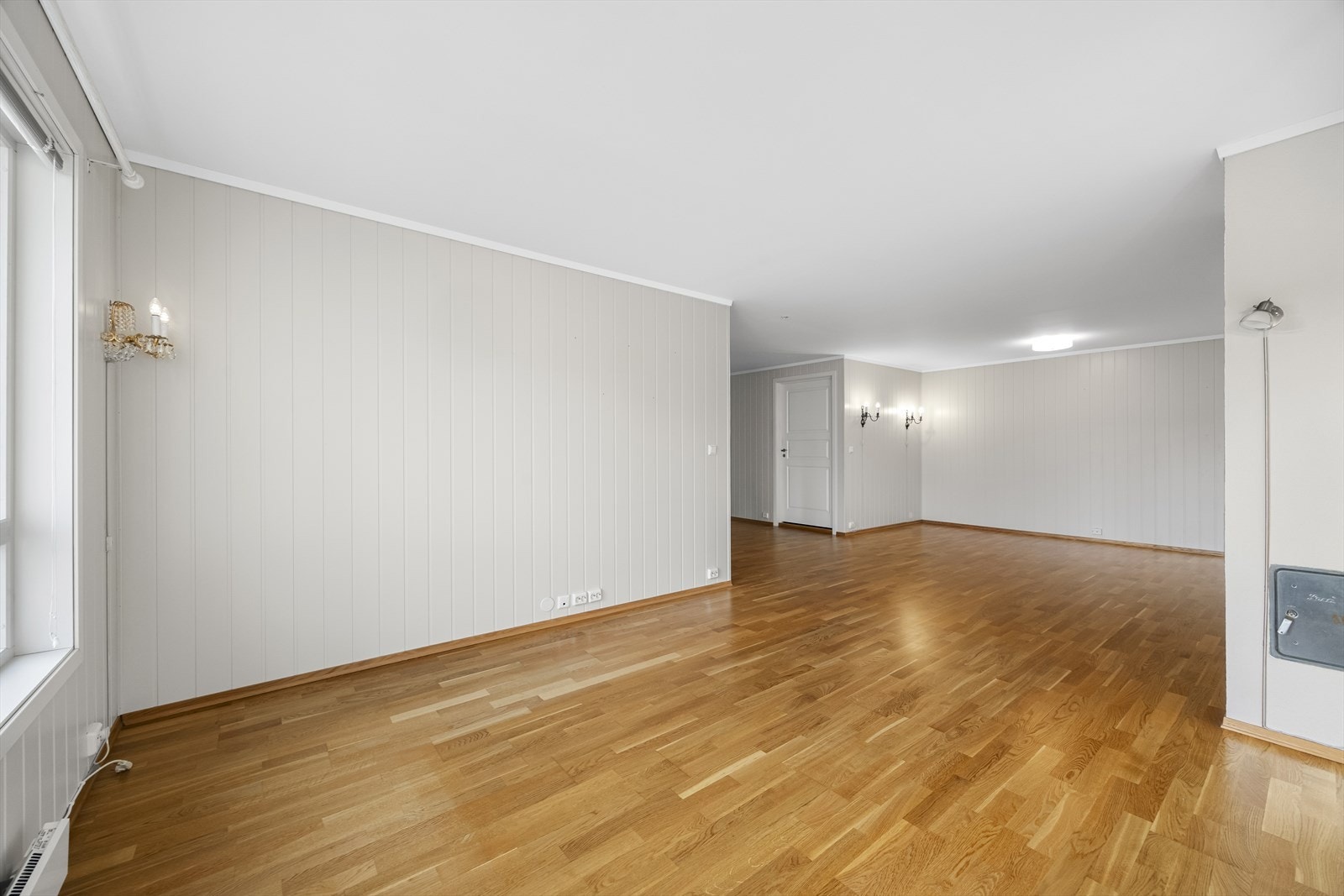 Det er plass til både spisebord og sofagruppe i stue- og kjøkkenområdet. Galleribilde