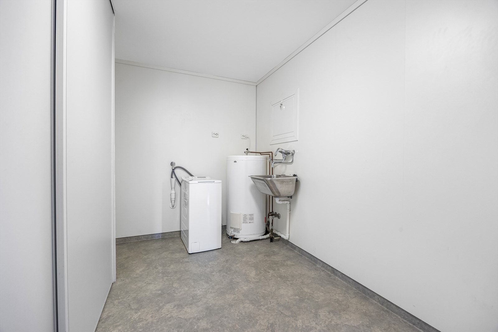 Vaskerommet er utstyrt med tilkobling for vaskemaskin og utslagsvask. Galleribilde