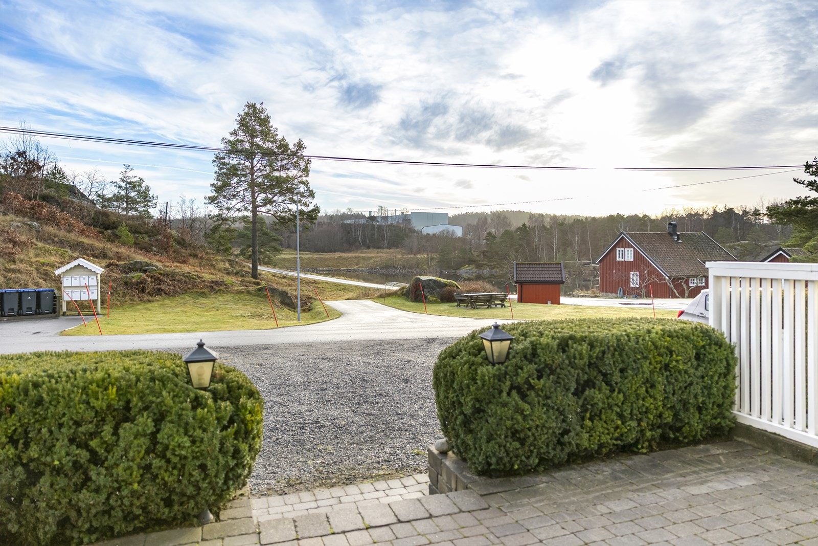 Uteområdet er avgrenset med hekk og har en mindre tørrmur av betongstein. Galleribilde