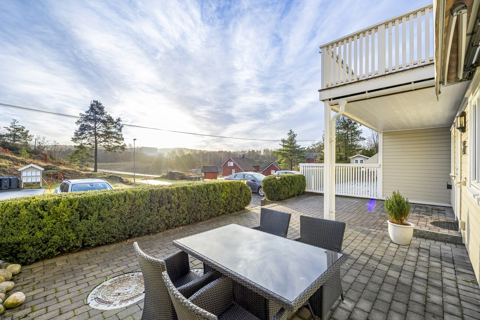 Belegningsstein på uteområdet gir en vedlikeholdsfri terrasse. Her er det varmekabler for snøsmelting på vei til inngangspartiet. Galleribilde