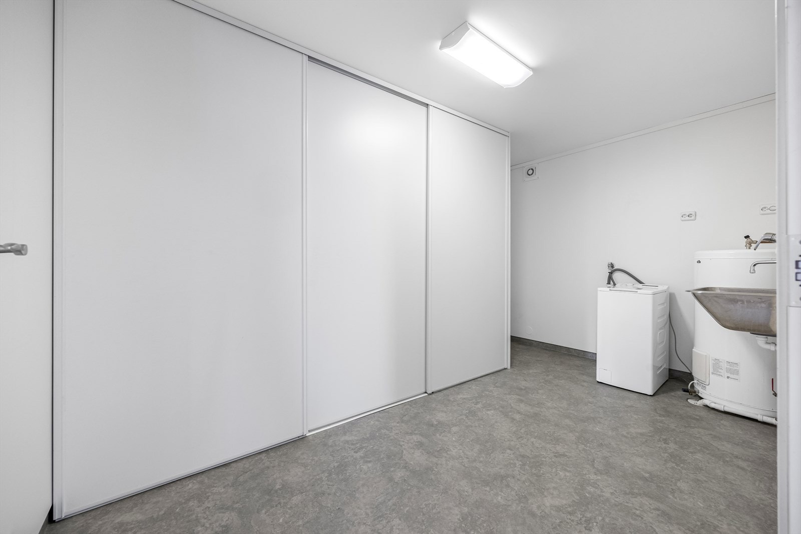 Vaskerommet har mekanisk avtrekk og vegger med baderomsplater. Galleribilde