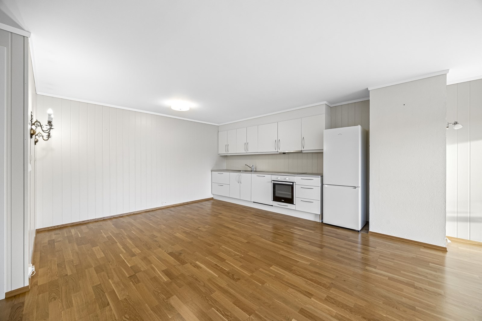 Parkettgulvet gir en varm og slitesterk overflate i stue- og kjøkkenområdet. Galleribilde