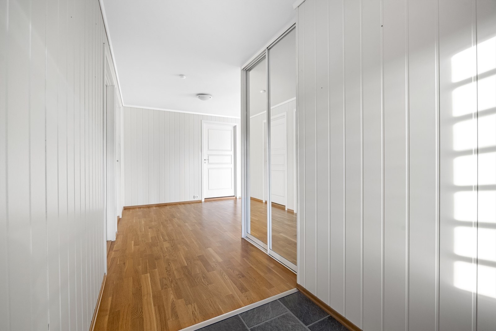 Skyvedørsgarderobe gir effektiv oppbevaringsløsning i entréen. Galleribilde