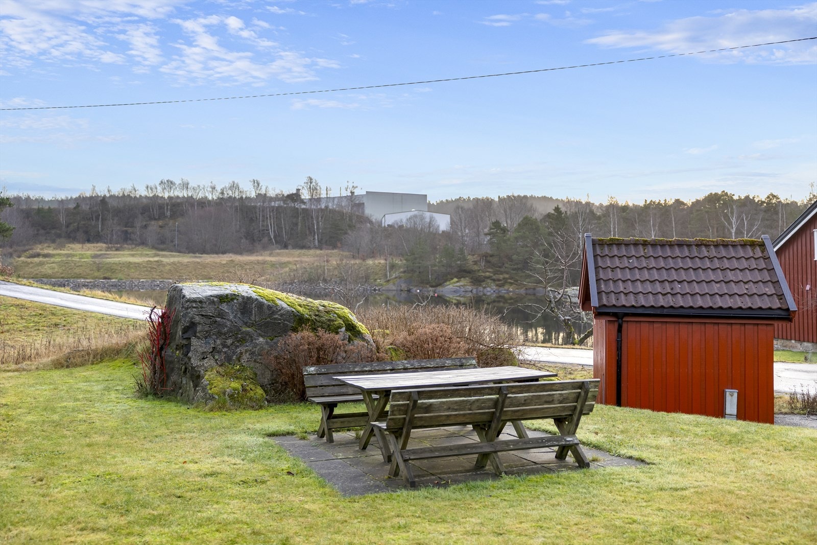 Plassert ved vannkanten, tilbyr uteområdet en avslappende setting med benker og bord. Galleribilde