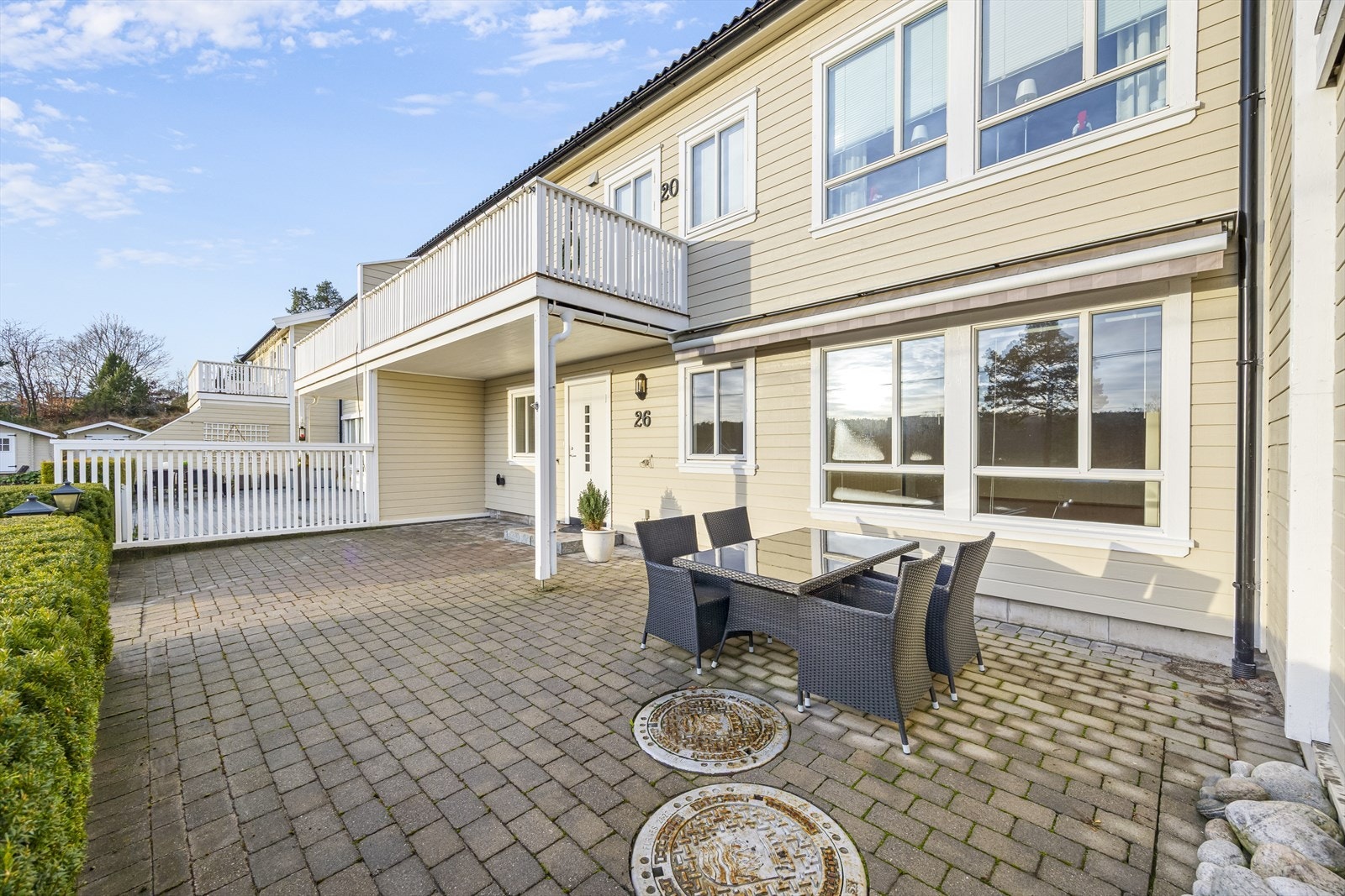 Belegningsstein på uteområdet gir en solid og vedlikeholdsfri overflate. Solskjerming er defekt. Galleribilde