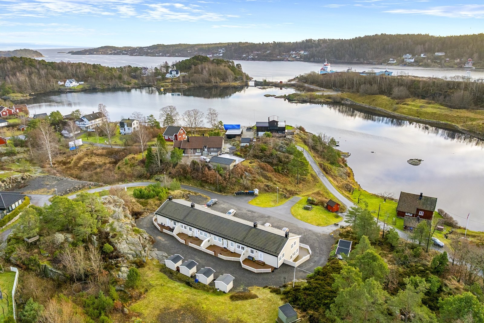 Leilighetene er en del av et fredelig nabolag med nærhet til vann og natur. Galleribilde