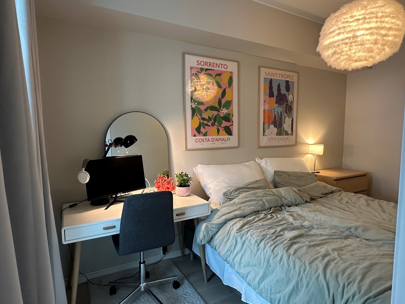 Soverommet har inngang fra begge sider, med dobbeltseng plassert mellom dørene. Galleribilde