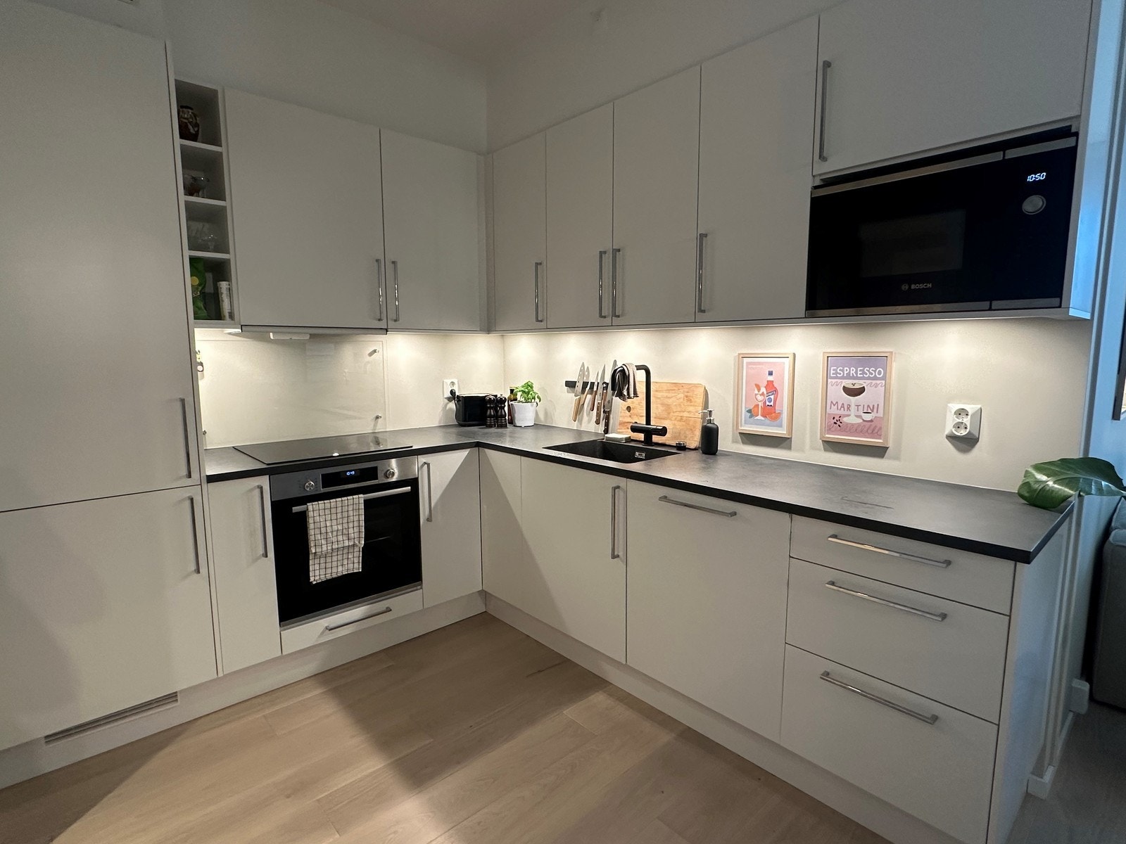 Åpen kjøkkenløsning med moderne innredning. Galleribilde