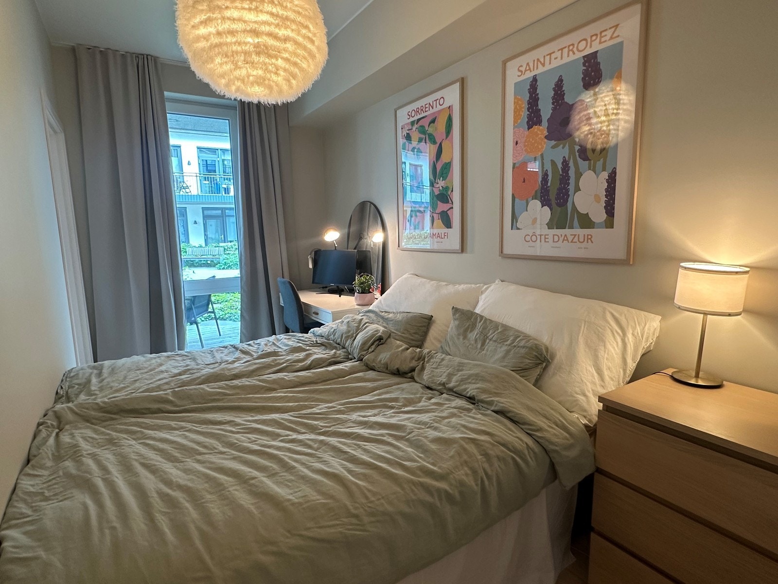 Rommet har også plass til en liten skrivepult – ideelt for hjemmekontor eller studier. Galleribilde