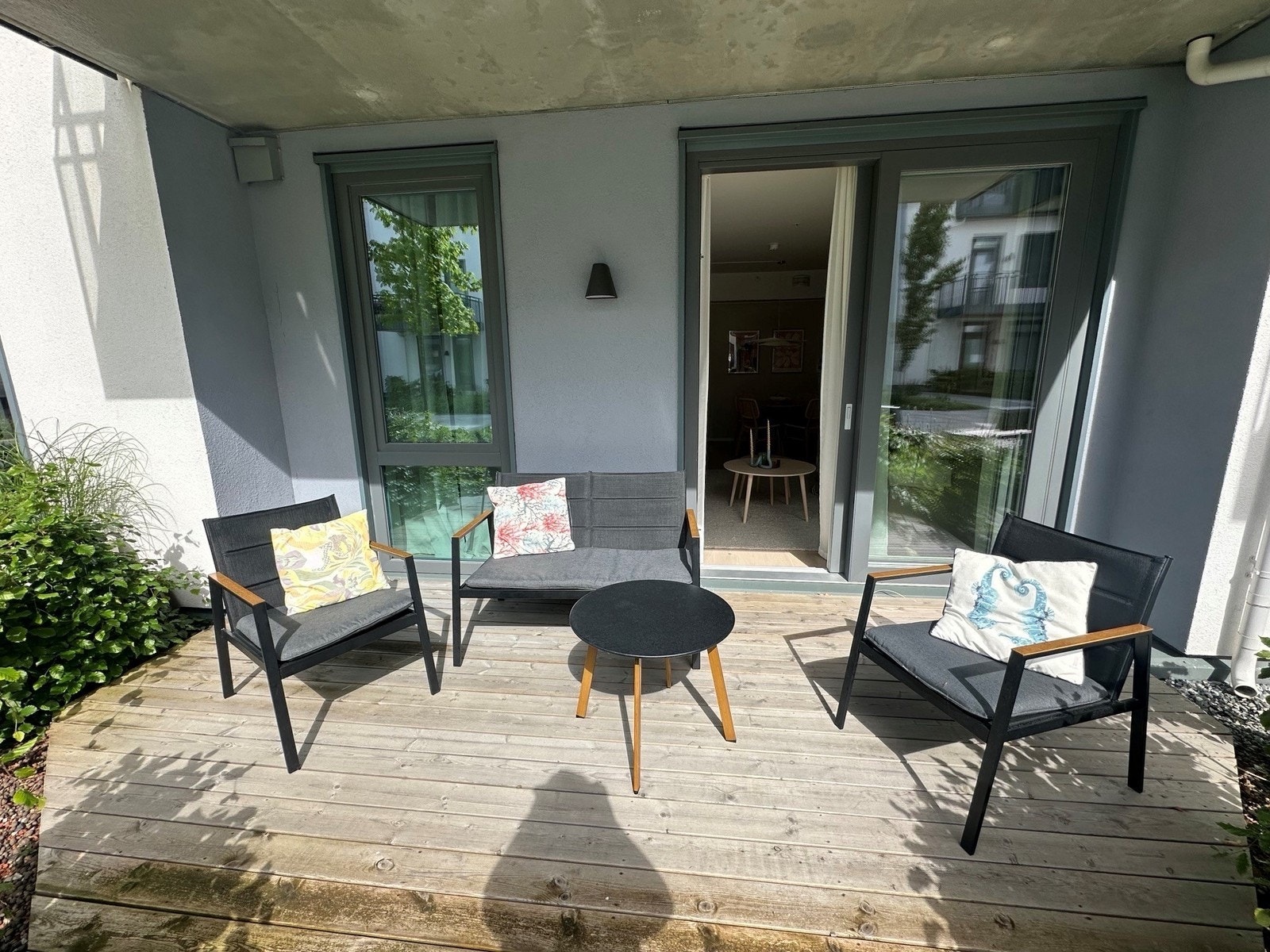 Fra stuen er det utgang til en romslig terrasse – perfekt for å nyte solrike sommerdager. Galleribilde