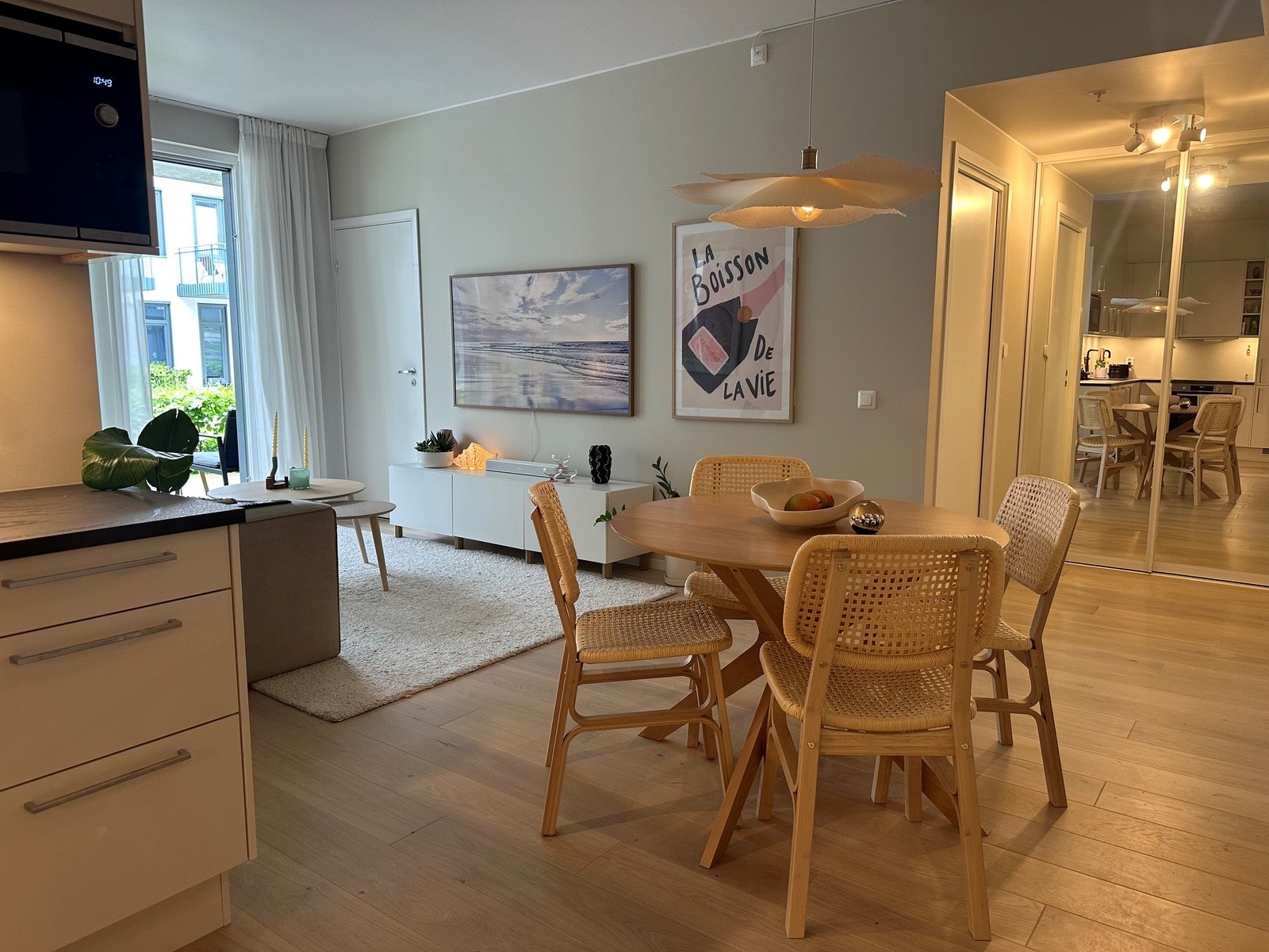 Her er det møblert med sofa, TV og spisegruppe. Galleribilde