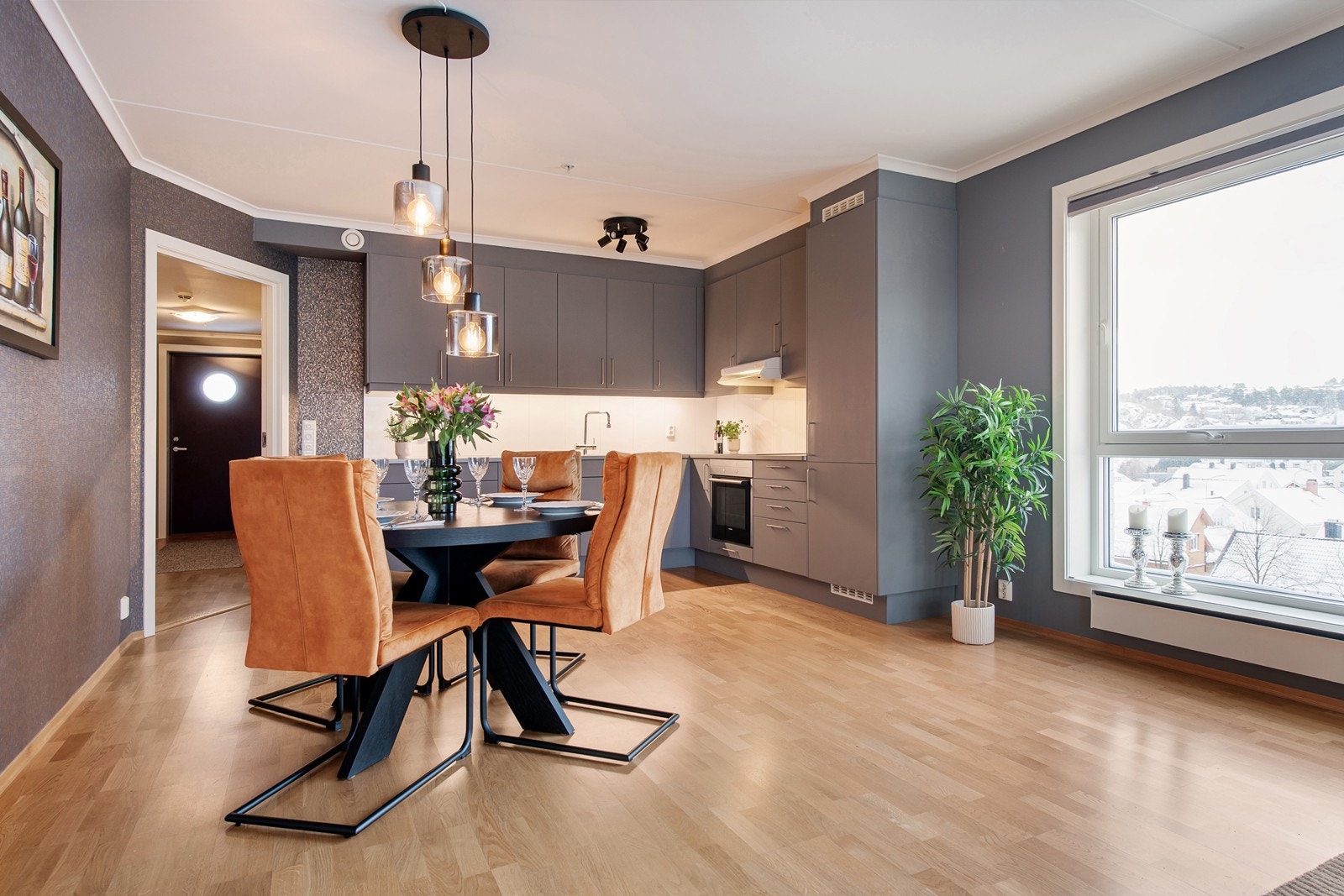 Pent kjøkken i åpen løsning med stue/spisestue. Galleribilde