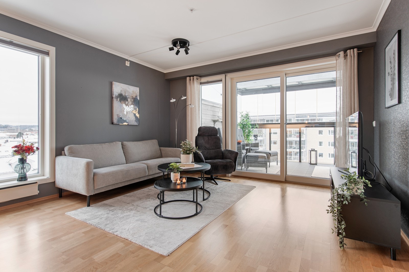 Stue med flotte lysflater og utgang til balkong. Galleribilde