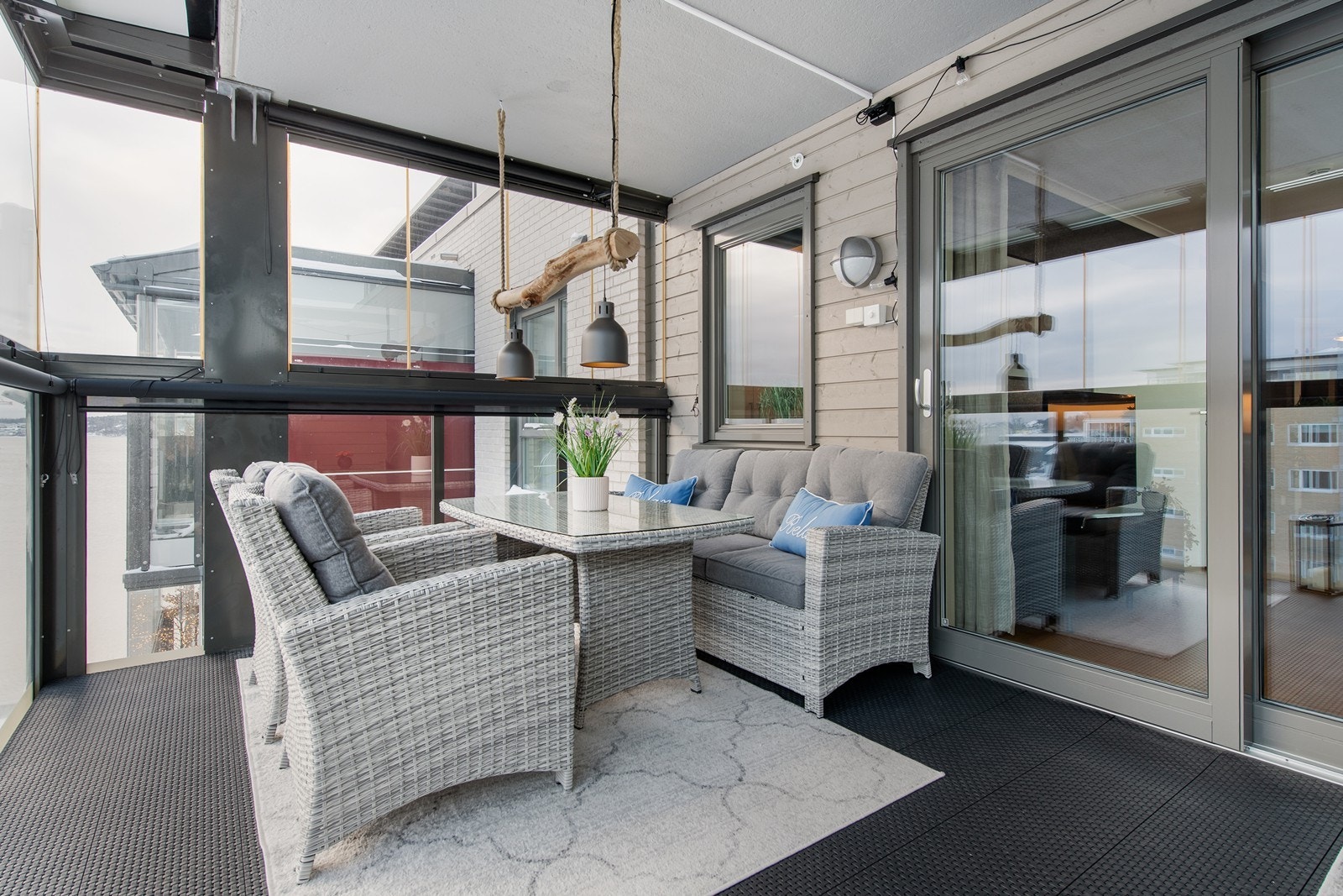 På balkongen har god plass til sittegruppe. Galleribilde