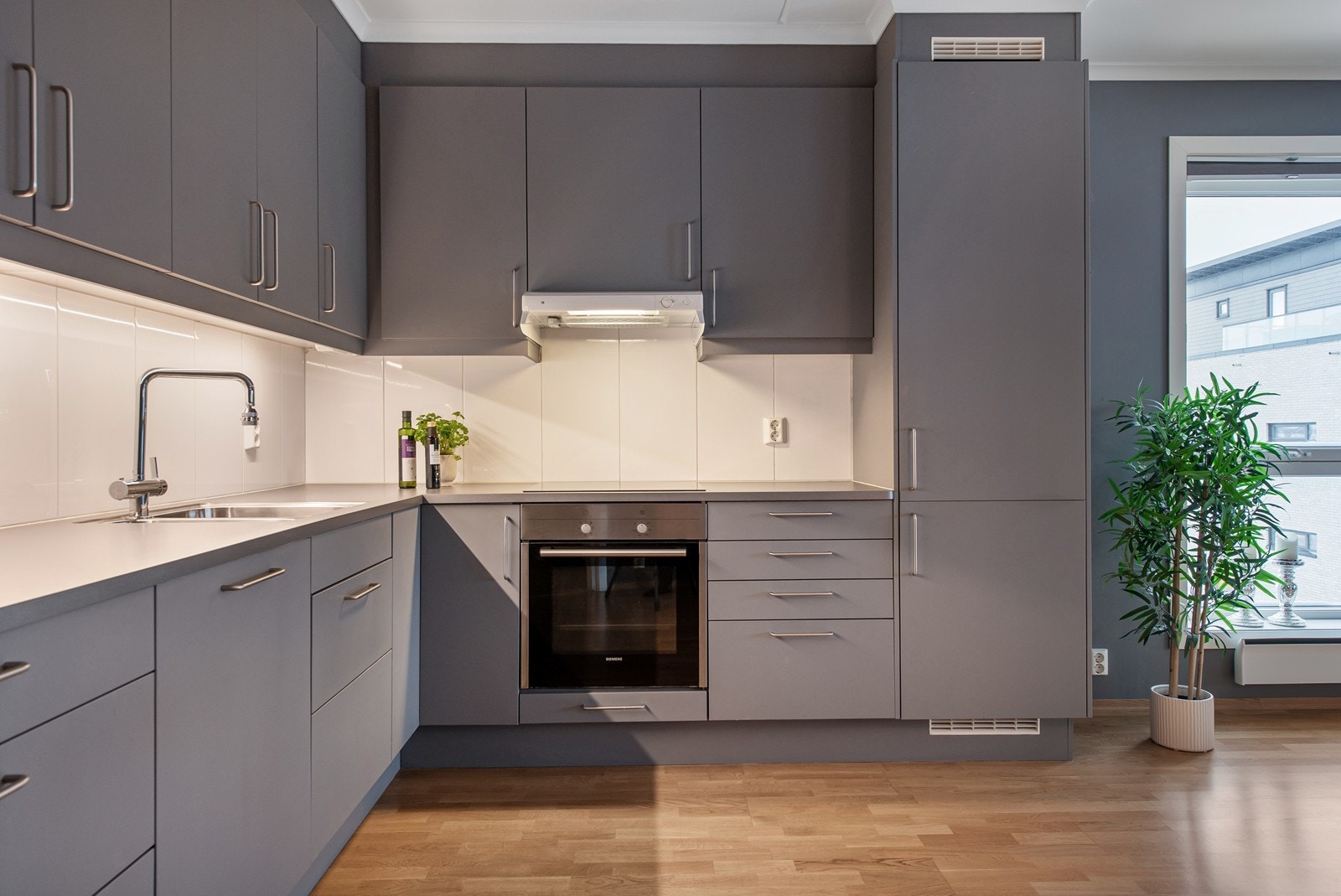 Kjøkkenet er pent i moderne stil. Galleribilde