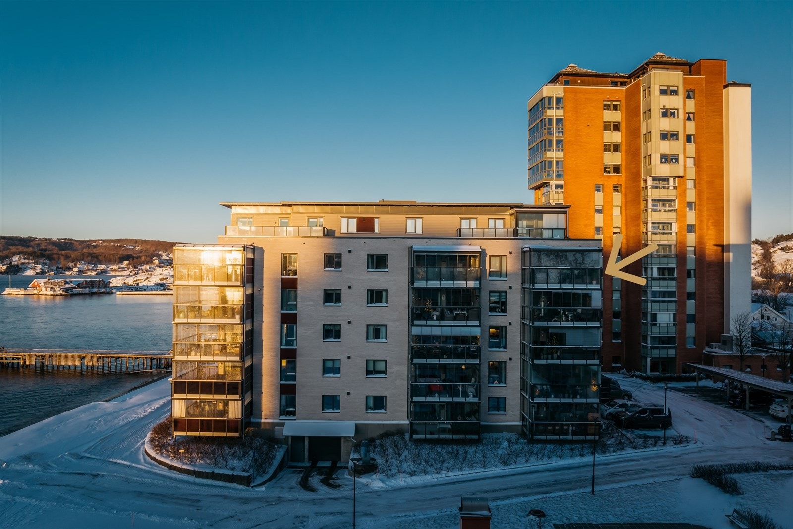 Velkommen til Glassverktunet 20!
En meget pen 3-roms andelsleilighet fra 2016 med lite slitasje, god romfordeling og fin sjøutsikt.
Attraktivt beliggende med tøffelavstand ned til stranda hvor bading og soling kan nytes på sommeren. Galleribilde