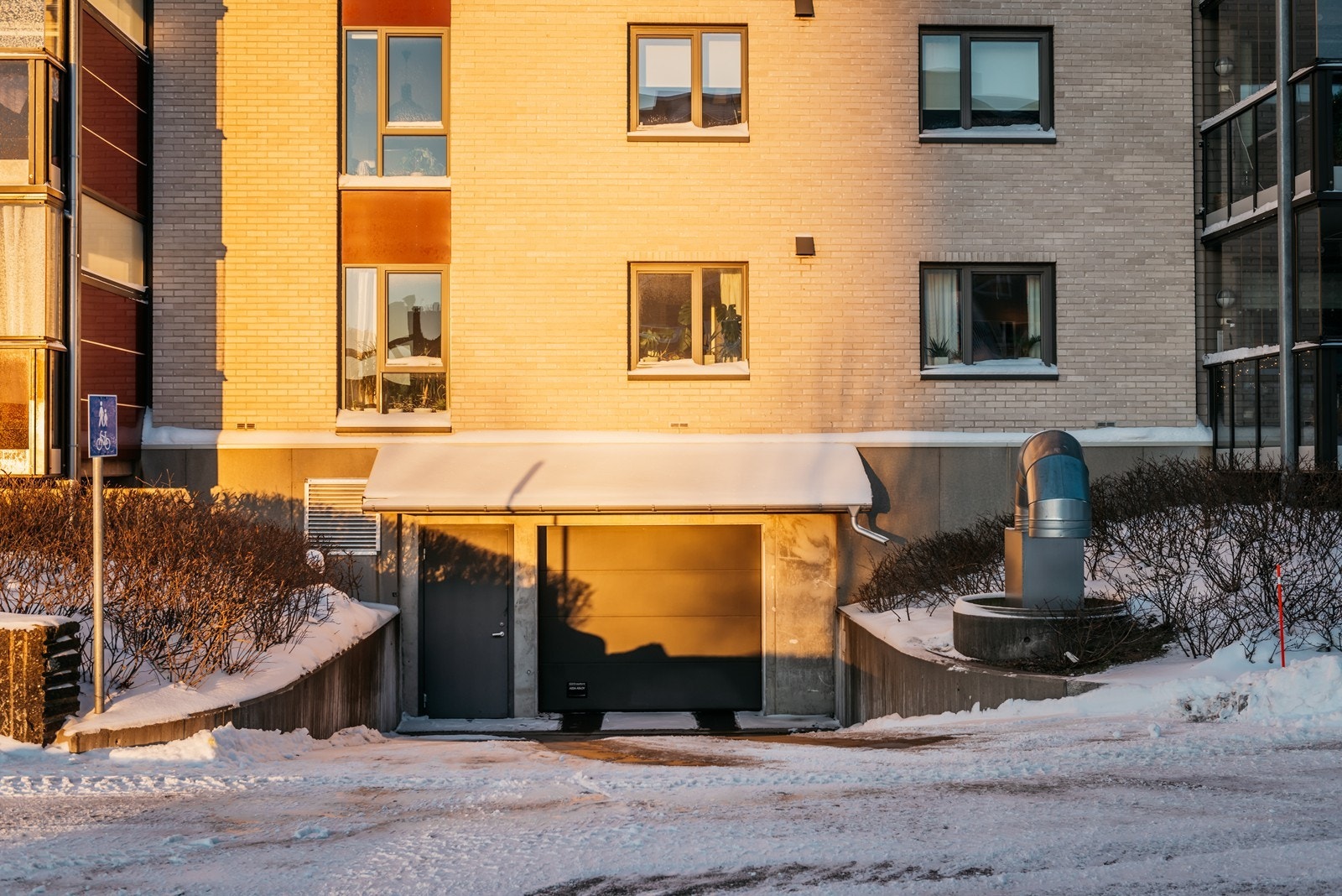 Garasjeplass i felles garasjeanlegg med el-billader. Galleribilde