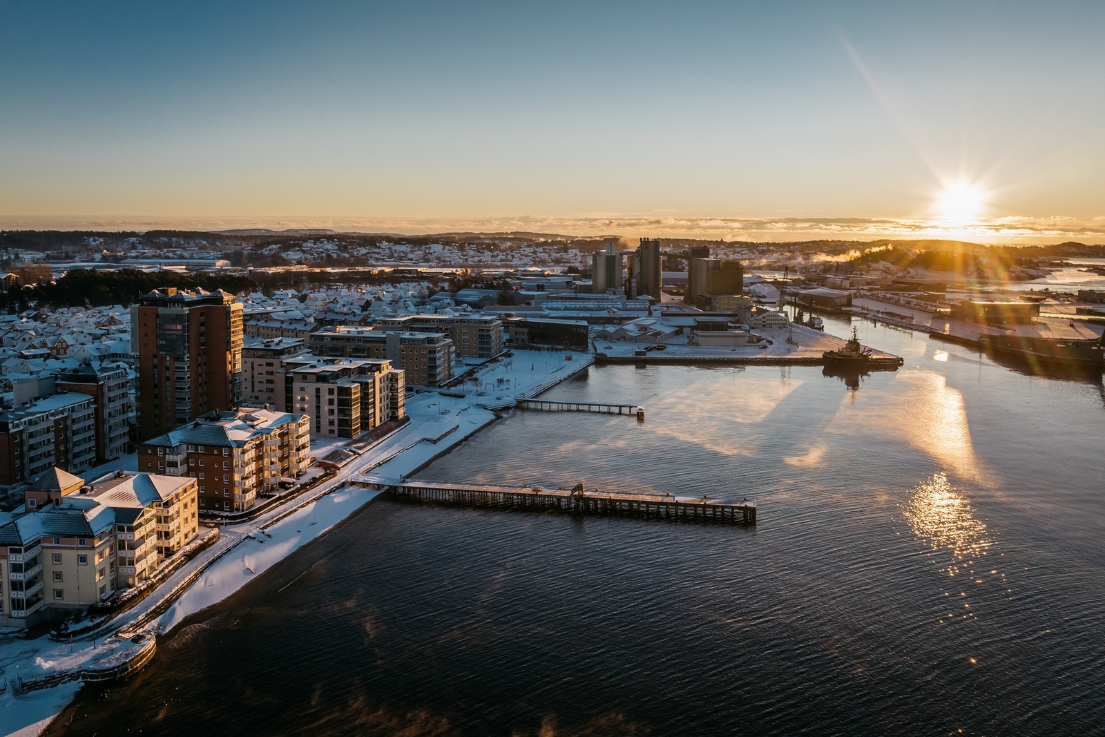 Leiligheten ligger nydelig til ved med strandpromenaden like nedenfor Galleribilde