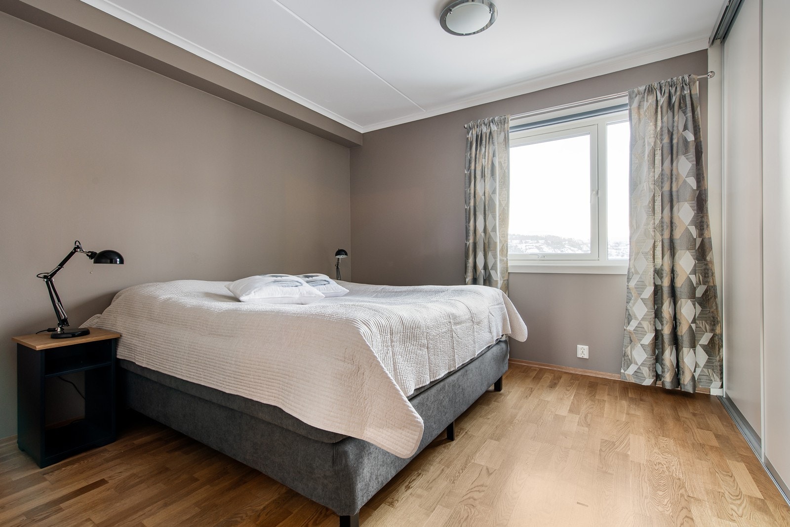 Stort og fint soverom, med skapplass i skyvdørsgarderobe. Galleribilde