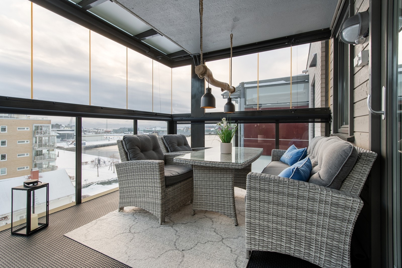 Fin innglasset balkong Galleribilde