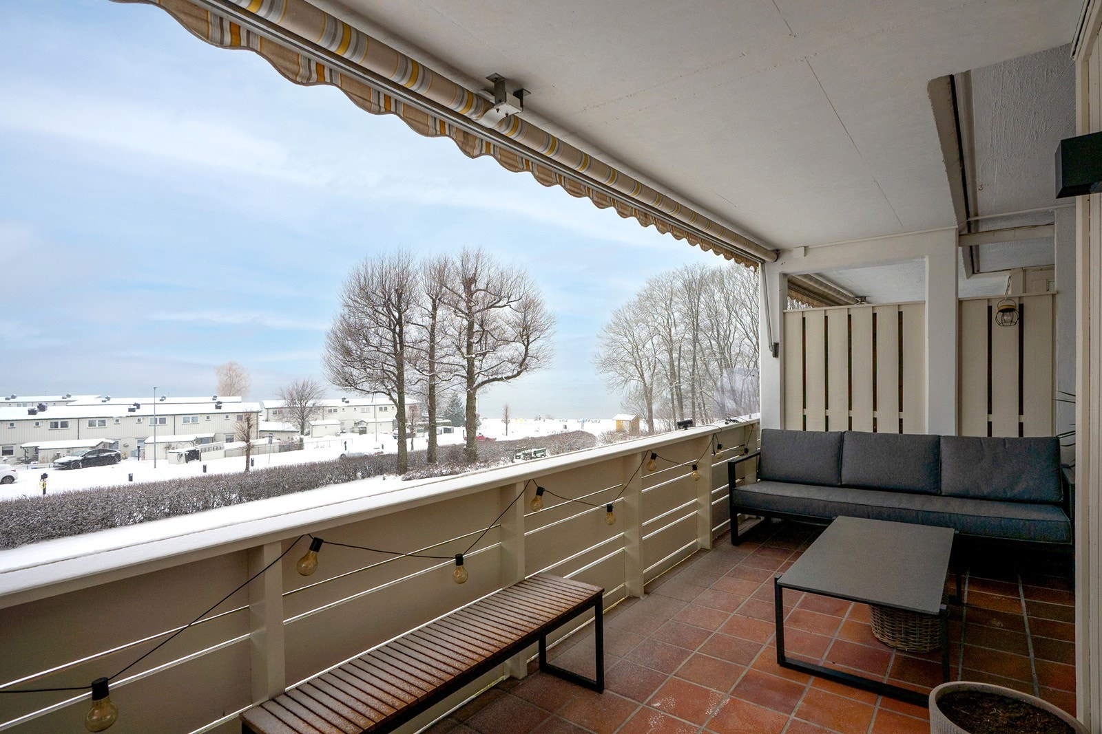 Uteplassen er belagt med fliser og utstyrt med markise, og byr på gode møbleringsmuligheter. Balkongen er nylig vasket og malt. Galleribilde