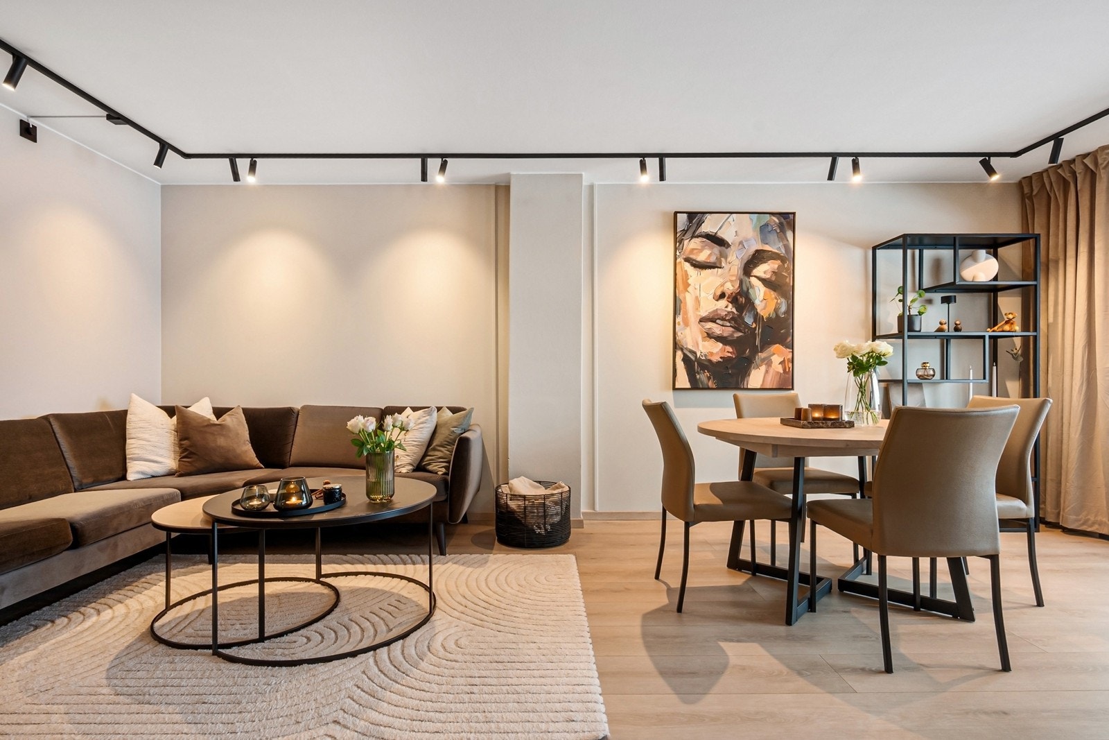 Boligen ble malt i 2024 og har ny belysning i alle rom. Deler av det elektriske anlegget er trukket om, med sorte brytere og stikkontakter. Galleribilde