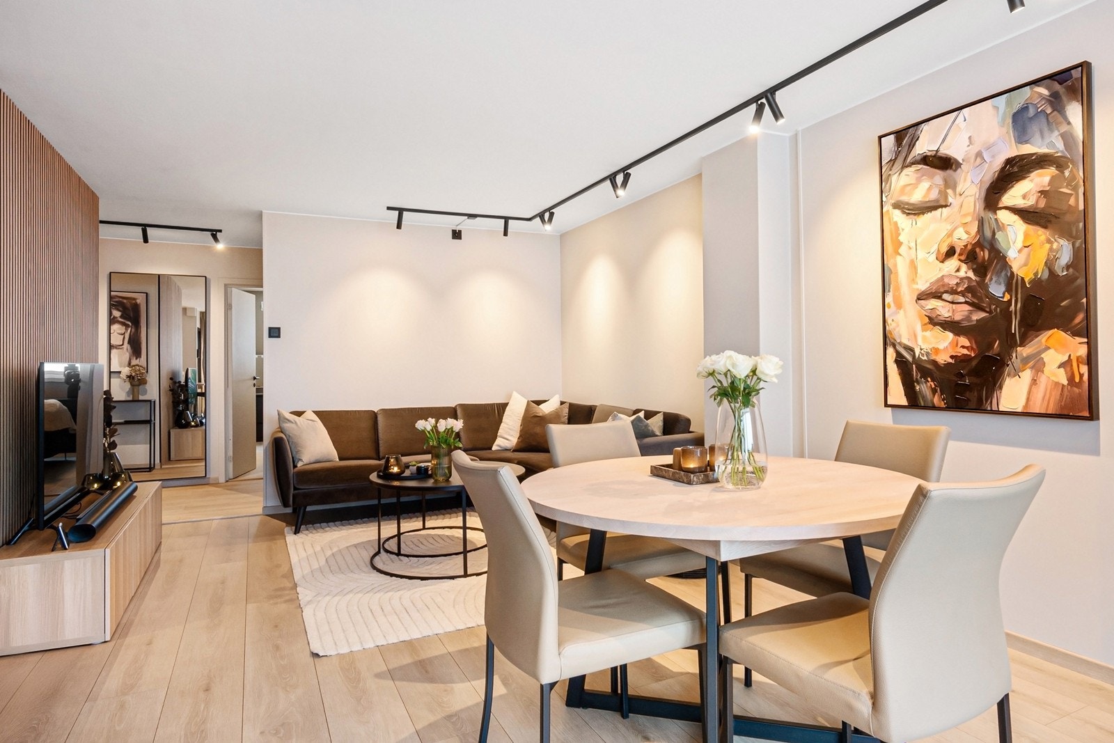 Stuen er det naturlige samlingspunktet, med en utforming som gir plass til både hyggelig sofakrok og spiseplass. Galleribilde