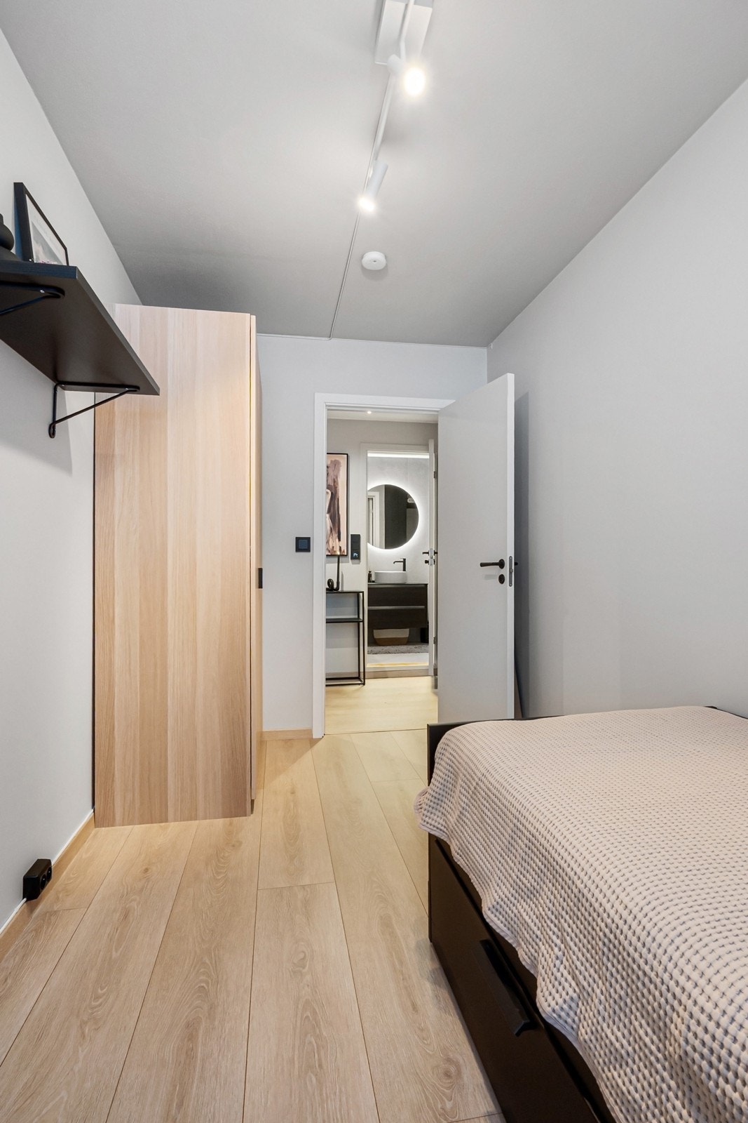 Begge rommene har lyse overflater og pent laminatgulv. Galleribilde