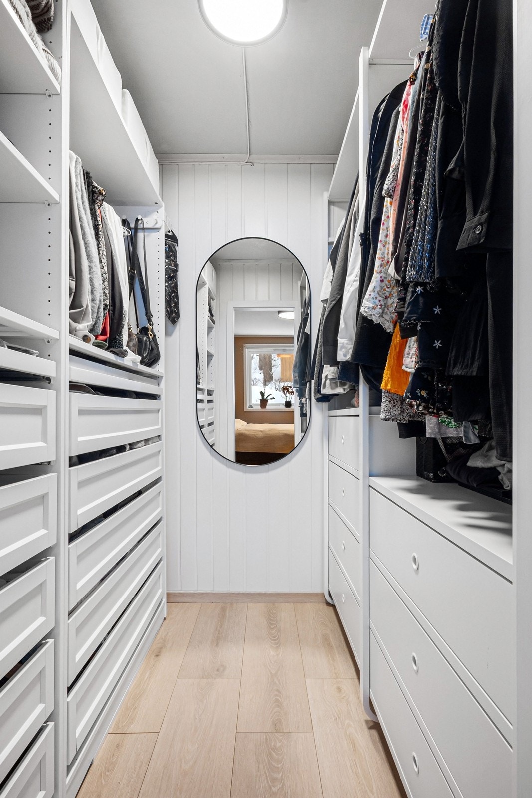 Omkledningsrommet har innredning på begge sider og gode oppbevaringsmuligheter. Galleribilde