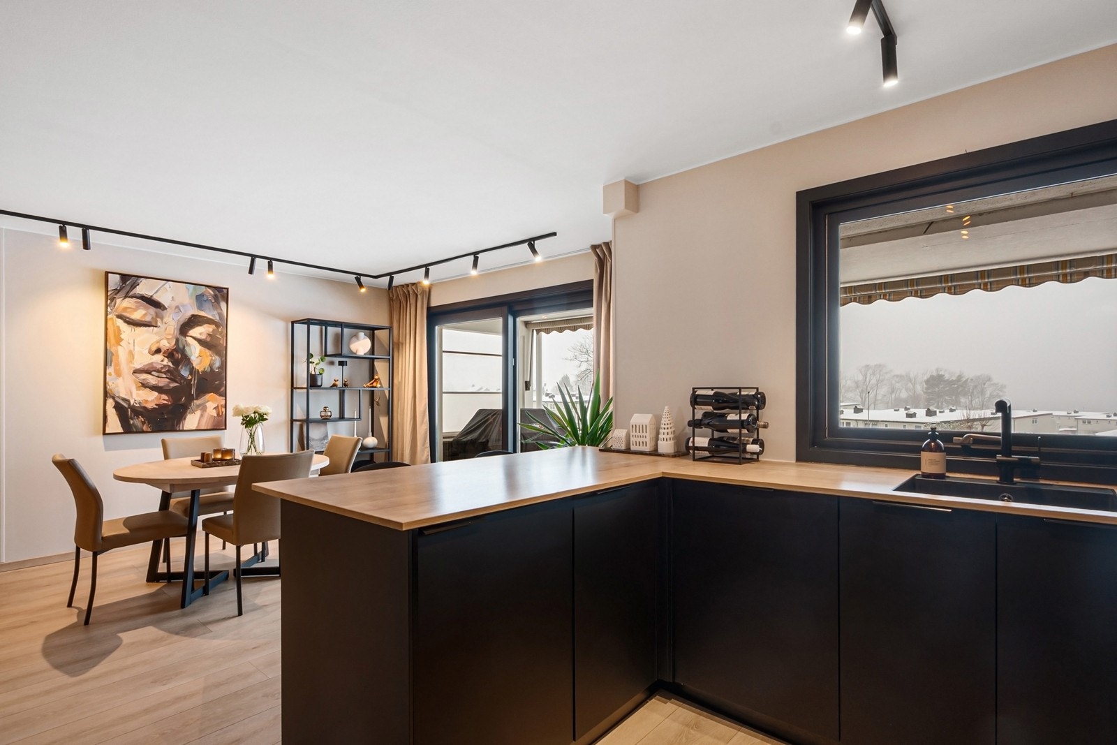 Leiligheten er påkostet og oppgradert de senere årene, og holder en gjennomgående høy standard. Galleribilde