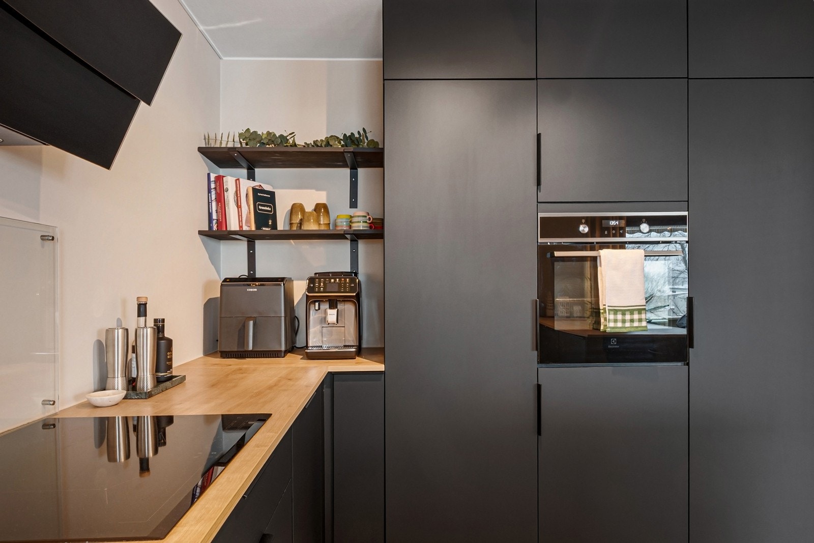 Integrerte hvitevarer består av stekeovn, platetopp, oppvaskmaskin, separat kjøleskap og fryseskap integrert i kjøkkenøya. Galleribilde