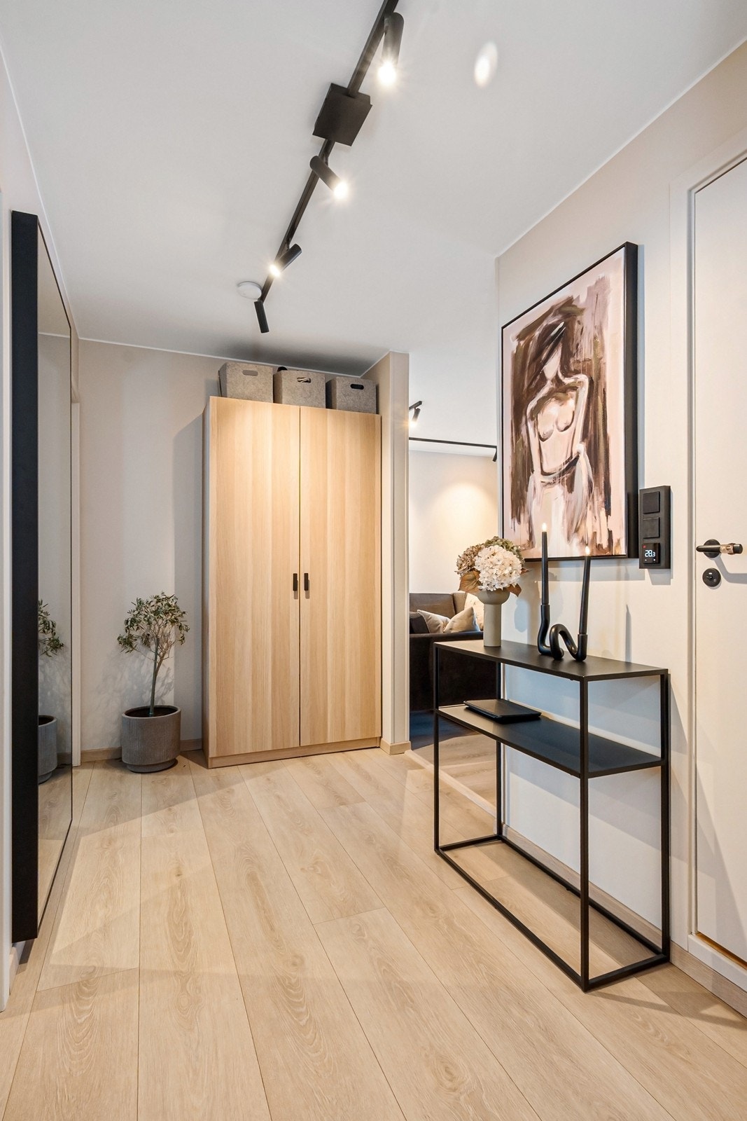 God plass til knaggrekke og skoskap bak døren, i tillegg til garderobeskap og sjenk som gir godt med oppbevaringsmuligheter. Galleribilde