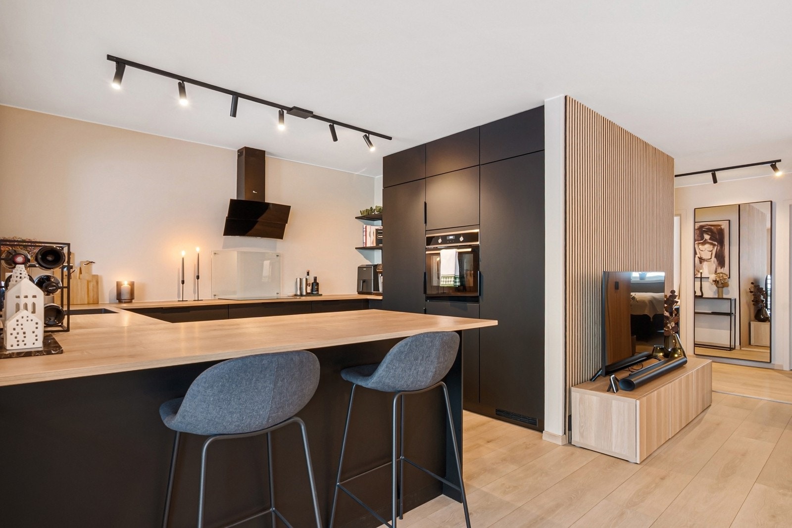 Kjøkken og spisestue ligger i en åpen og sosial løsning, naturlig avgrenset av en kjøkkenøy som definerer sonene. Galleribilde