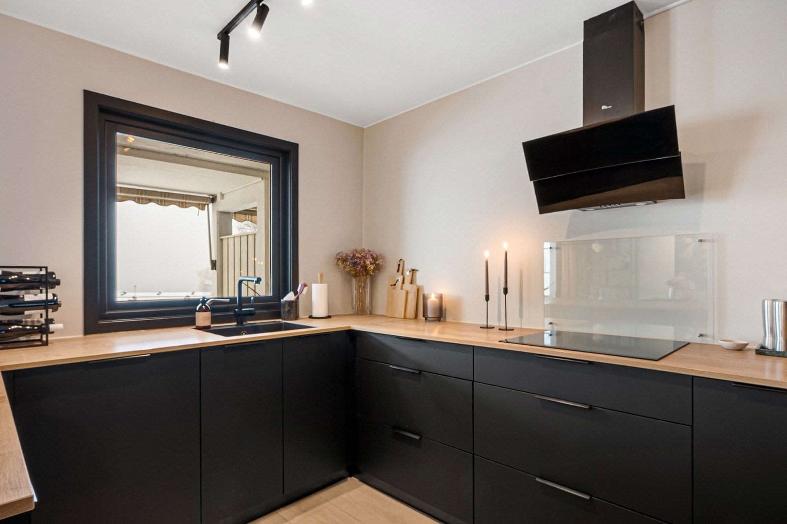 Det stilrene kjøkkenet har glatte, sorte fronter og benkeplate i laminat. Innredningen gir rikelig med oppbevaringsplass og arbeidsflater, både i underskap og i kjøkkenøya. Galleribilde