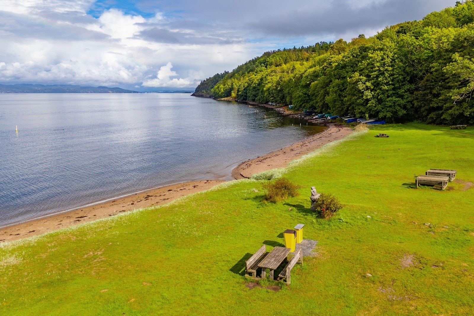 Området er perfekt for både morgenbad og turer året rundt. Togstasjonen og Moss sentrum ligger en kort biltur unna. Galleribilde