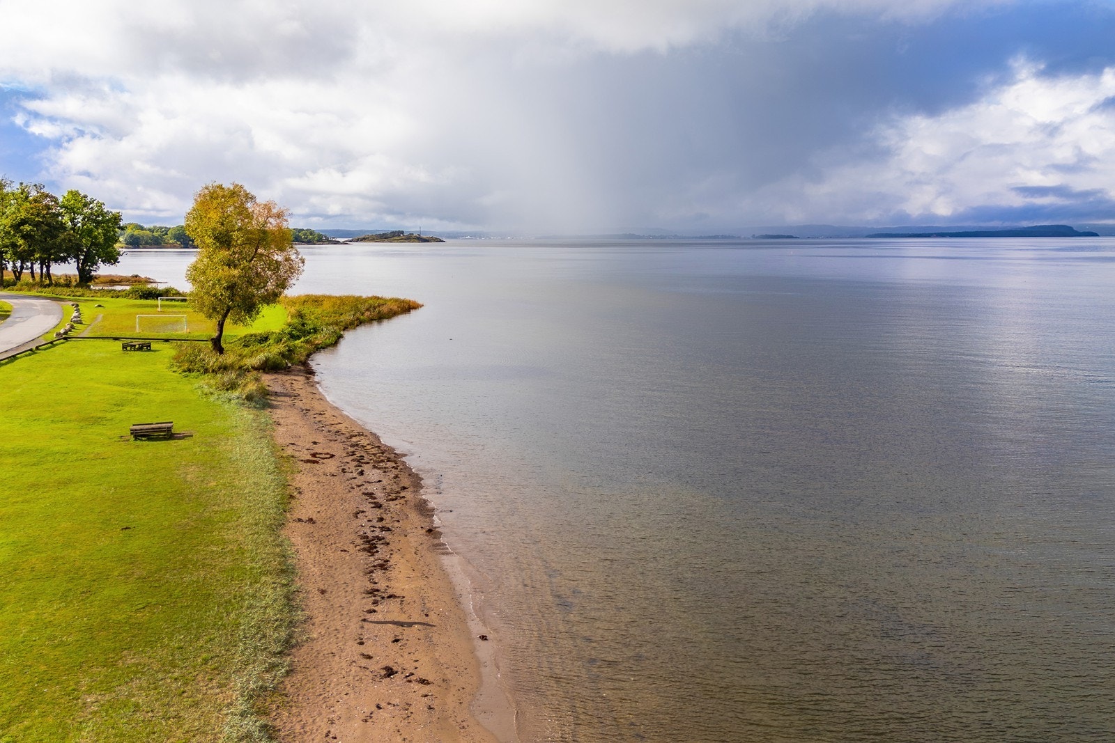 Refsnesstranda ligger 100 meter fra boligen og tilbyr gressletter og sandstrand- et perfekt sted for barnefamilier, ungdom, voksne og eldre. Galleribilde