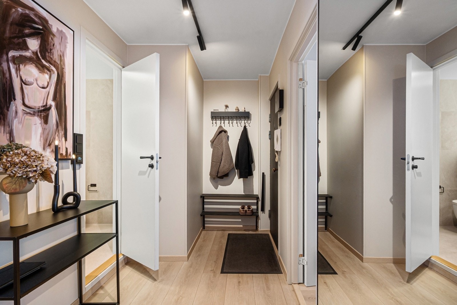 Entréen fremstår romslig og oversiktlig, med adkomst til alle boligens rom. Det er montert spottskinne i himlingen, og gulvet er belagt med lyst 1-stavs laminatgulv. Galleribilde