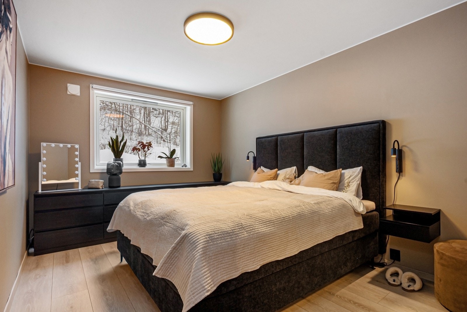 Leiligheten har to soverom som begge vender mot øst og er skjermet for innsyn. Galleribilde