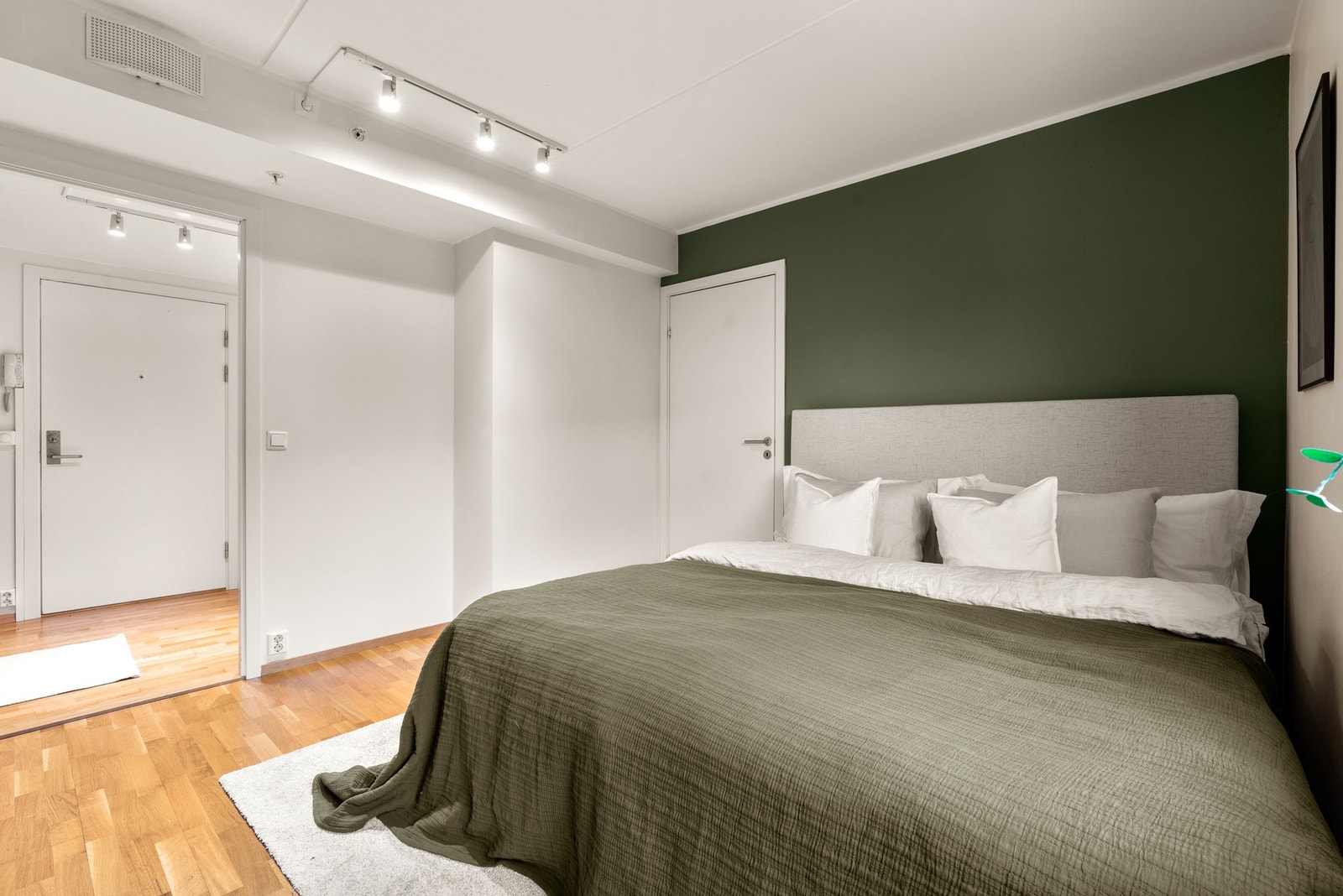 Svalt og godt hovedsoverom med morgensol. Fin fondvegg. Galleribilde