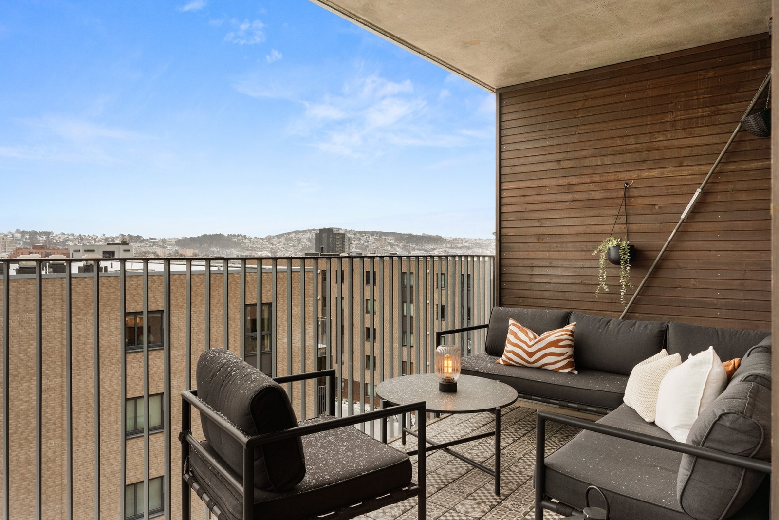 Overbygd balkong på 11 m2 med vid utsikt, bl.a. til Ekebergåsen. Galleribilde