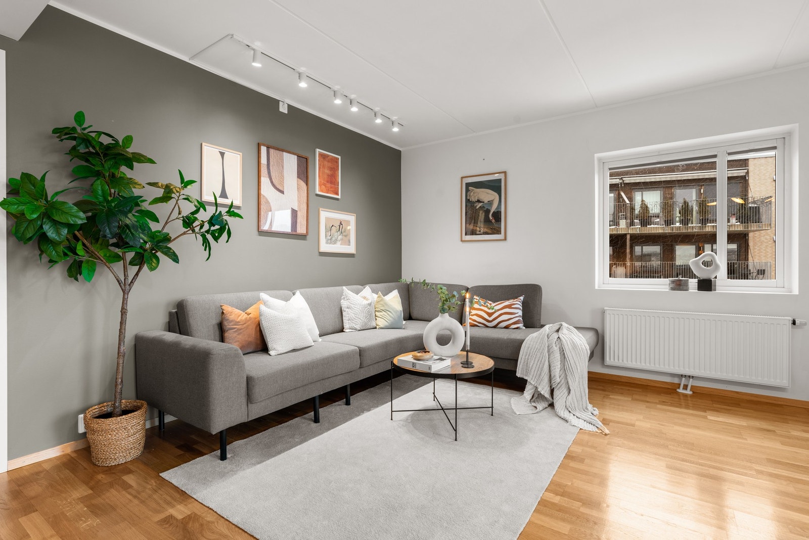 Stuen har hvite skinner med spotter i himlingen. Galleribilde