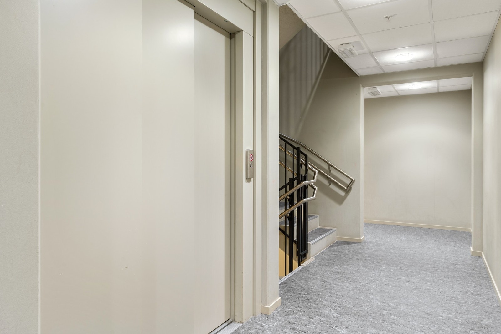 Heis som tar deg helt ned til garasjen og kjellerbodene på hhv. 5 m2 og 3 m2. Galleribilde