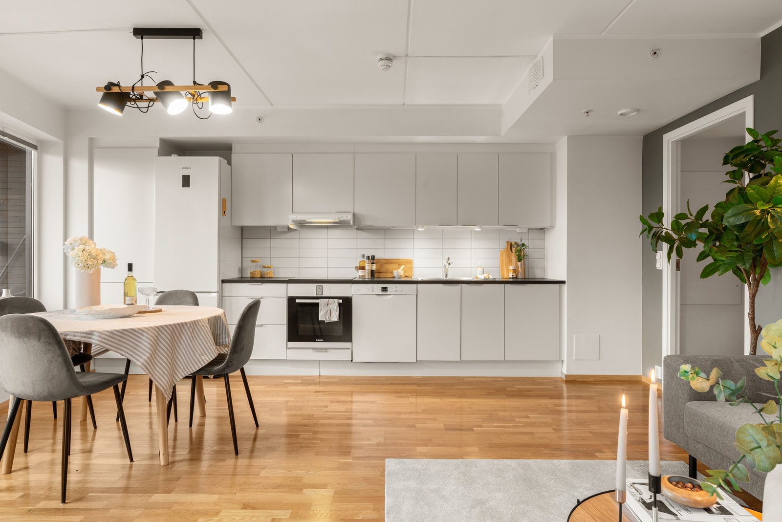 Flott rom som gir muligheter for ulik møblering - f. eks. kjøkkenøy eller langbord. Galleribilde