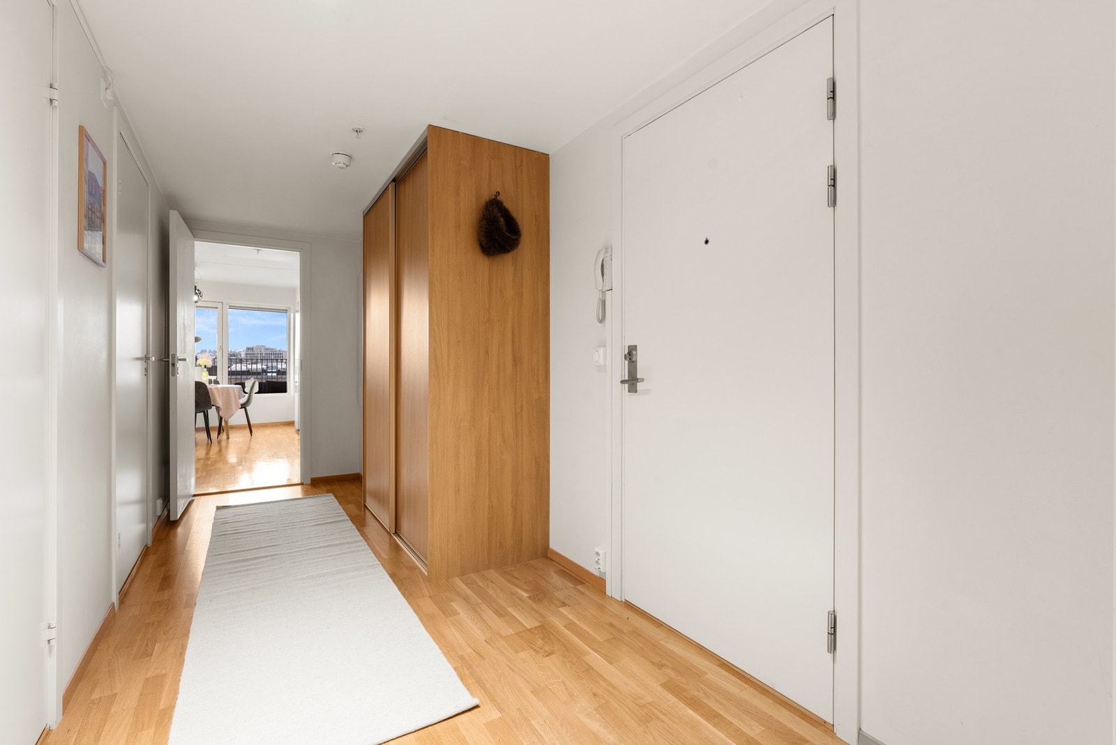 Romslig entré med skyvedørsgarderobe. Her er også plass for noen småmøbler. Galleribilde